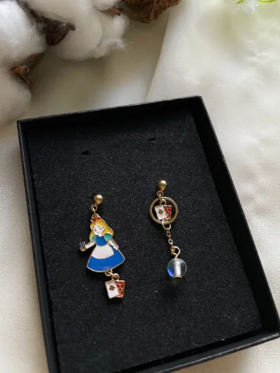 Kawaii - Fairytale earrings | Alice wonderland Cinderella Mermaid earrings | Pearl dangle earrings | Mismatched earrings | Kawaii earrings